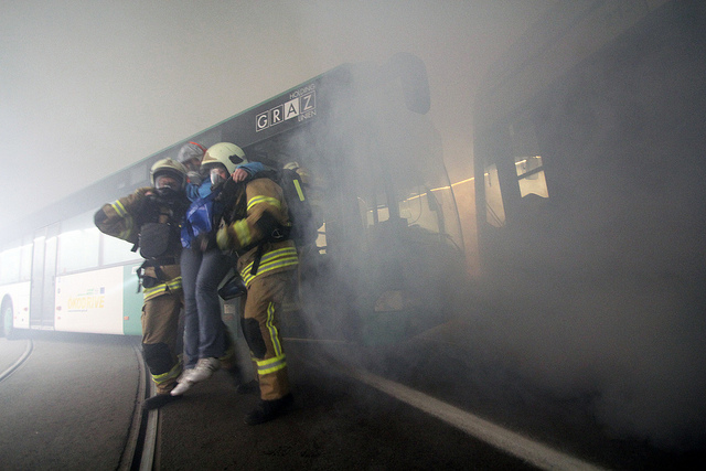 notfalluebung-graz-hauptbahnhof-holding-nahverkehrsdrehscheibe-berufsfeuerwehr-rotes-kreuz