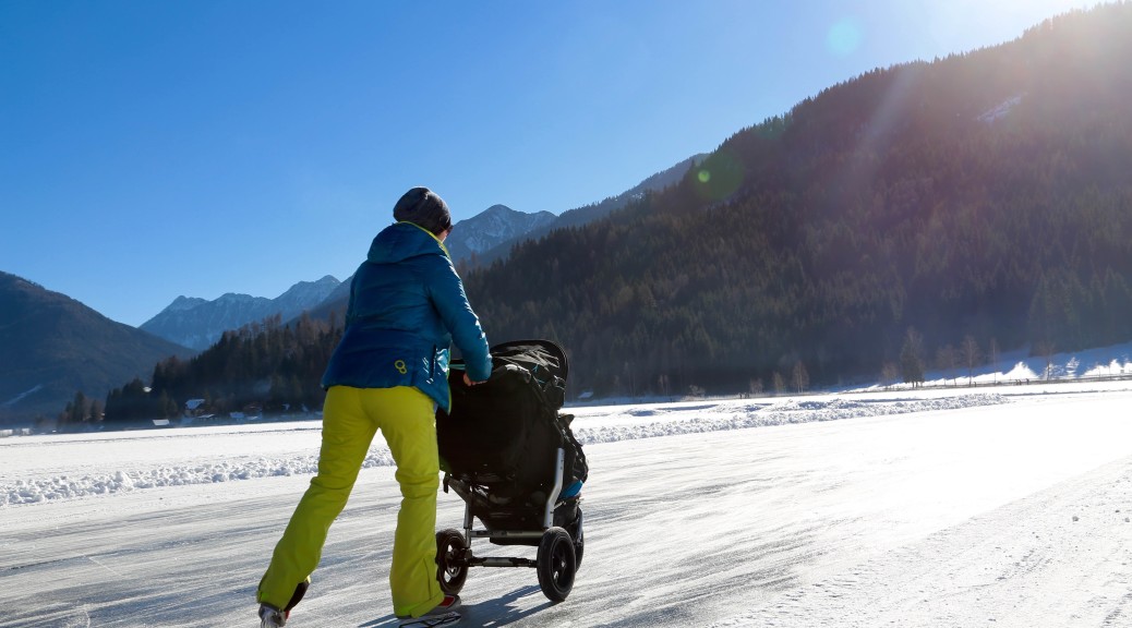 weissensee-eislaufen-winter-kind-kinderwagen-2